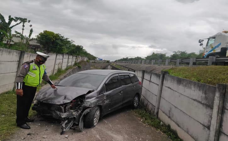 Pengemudi Ngantuk, Mobil Tabrak Pembatas Hingga Keluar dari Tol Madiun