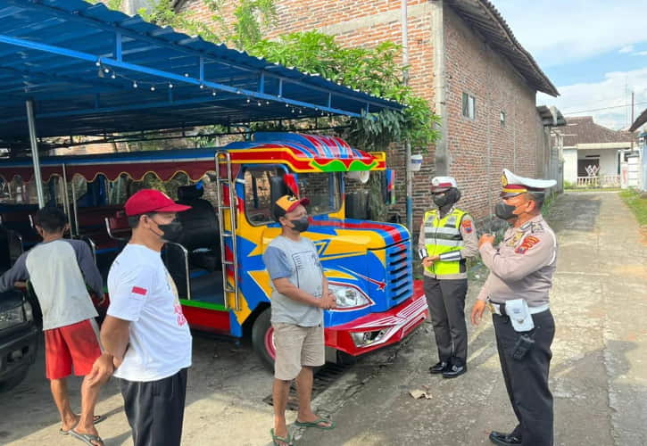 Kereta Kelinci Nekat Lewat Jalan Raya di Karanganyar akan Ditindak