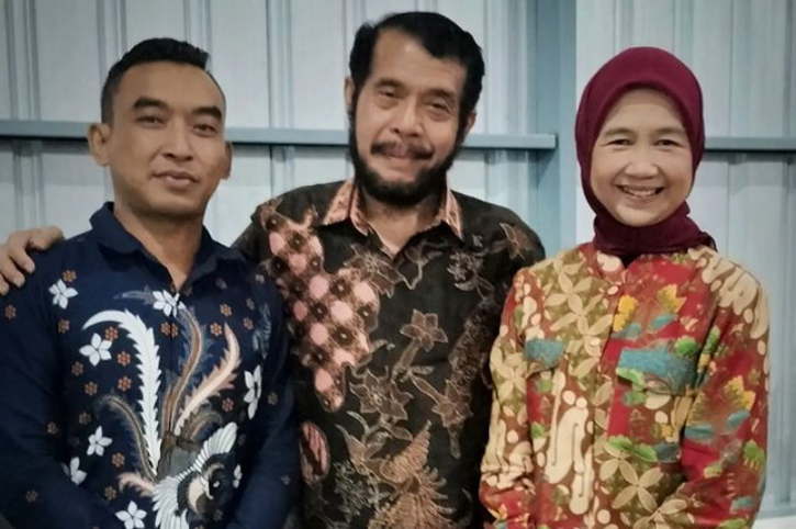 Dekorator langganan keluarga Presiden Jokowi, Ranu Asmoro (kiri) bersama Ketua Mahkamah Konstitusi (MK), Anwar Usman dan Idayati di Solo. Foto diambil baru-baru ini. (Istimewa/Ranu Asmoro)