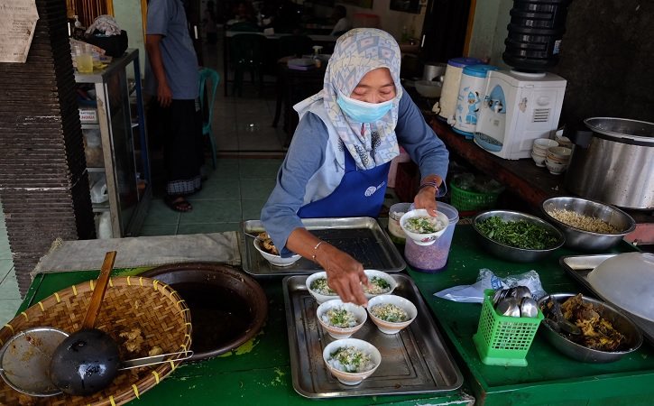 Pramusaji meracik soto di warung Soto Girin, Jl. Brigjend Katamso No.8, Sragen, Senin (2/5/2022). (Solopos.com/Wahyu Prakoso)