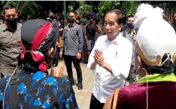 Presiden Joko Widodo saat mengunjungi Taman Balekambang Solo untuk bertemu dengan seniman pada Kamis (26/5/2022). (Espos/Kurniawan)