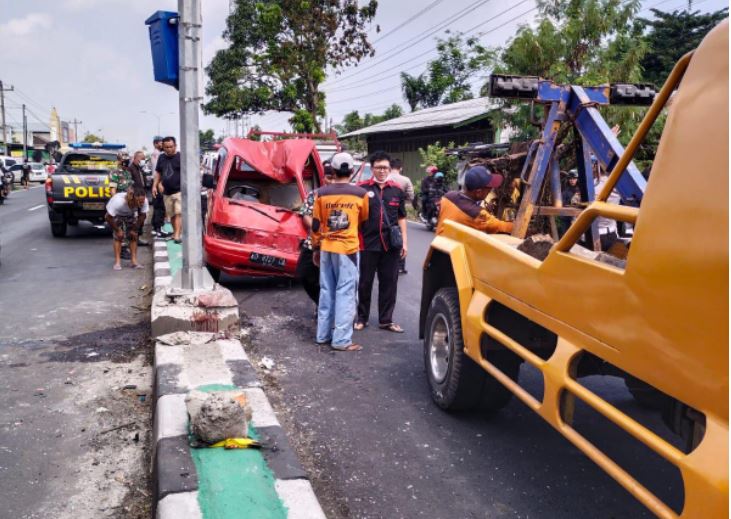 Kondisi mobil pikap Suzuki Futura ringsek setelah menabrak tiang PJU di Jalan Solo-Sragen, Jetak Tani, Jetak, Sidoharjo, Sragen, Selasa (10/5/2022). (Istimewa/PMI Sragen)