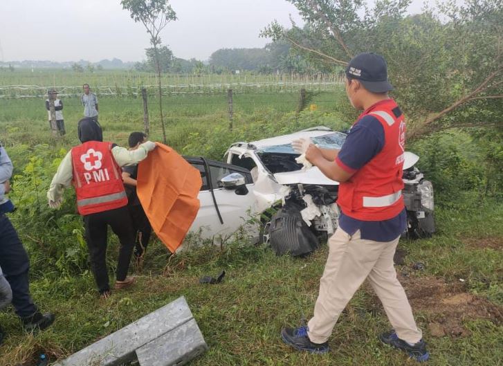 Petugas PMI Sragen membawa kantung jenazah saat mengevakusi sopir minibus Mitsubishi Expander yang mengalami kecelakaan di jalan tol km 525.600, Purwosuman, Sidoharjo, Sragen, Rabu (11/5/2022). (Istimewa/PMI Sragen)