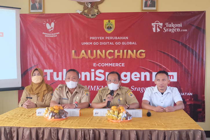 Kepala Dinas Koperasi Usaha Kecil Menengah , Perindustrian, dan Perdagangan (Diskumindag) Sragen, Cosmos Edhi Yunanto (dua dari kiri) dan Asisten II Sekretariat Daerah (Setda) Sragen, Tugiyono (dua dari kanan) dalam acara launching tukonisragen.com, Senin (23/5/2022). (Solopos.com/Wahyu Prakoso)