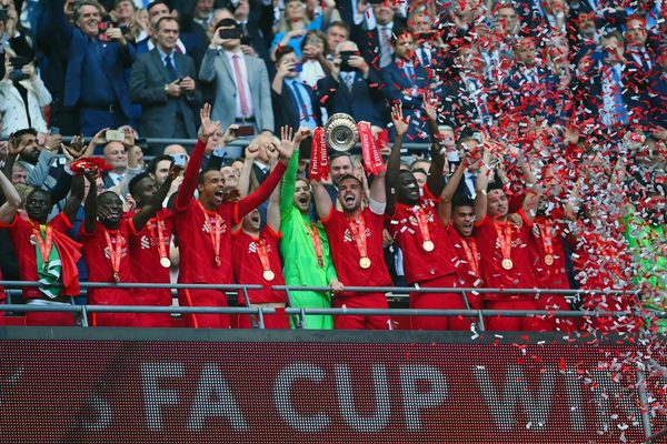Para pemain Liverpool merayakan keberhasilan mereka mengangkat trofi Piala FA di Stadion Wembley, London, Inggris, Minggu (15/5/2022) dini hari WIB. (Twitter/LFC)