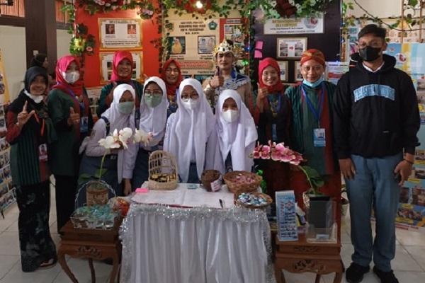 Sejumlah pelajar mengunjungi acara Lokakarya 7 PGP Angkatan 3 di Al-Hakim Convention Hall, Klaten, Sabtu (14/5/2022). Siswa SMA dan guru berfoto bersama dalam acara Lokakarya 7 PGP Angkatan 3. (Solopos/Fahmi Ghiffari).