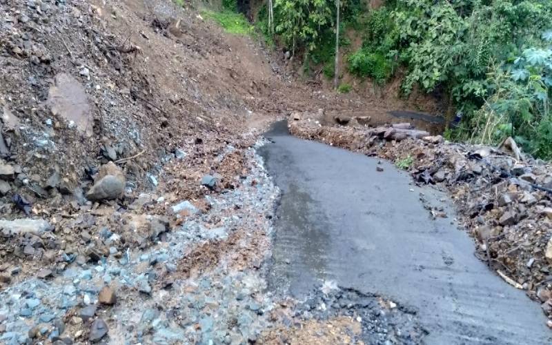 Tanah Longsor Terjang Kulonprogo, 6 Keluarga Ngungsi & Tutup Jalan