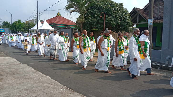 Jemaah calon haji melakukan masnasik di wilayah Kecamatan Kerjo, Kabupaten Karanganyar, beberapa waktu lalu. (Solopos.com/Akhmad Ludiyanto)