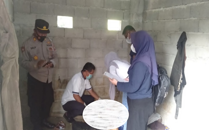 Polisi dan tim medis melakukan pemeriksaan jasad warga Popongan yang ditemukan meninggal di rumah kosong di timur Tugu Ngipik, Karangpandan, Kabupaten Karanganyar pada Minggu (22/5/2022). (Istimewa/Polres Karanganyar)