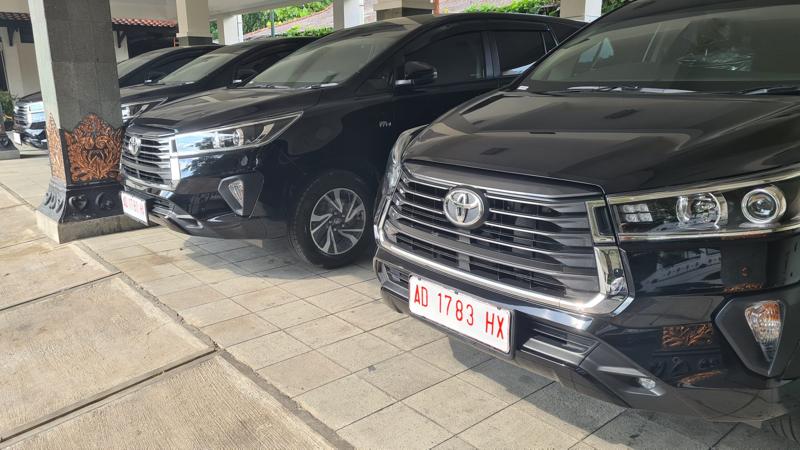 Empat mobil Toyota Innova baru hasil pengadaan menggunakan APBD Solo 2022 tiba di Kompleks DPRD Solo, Selasa (24/5/2022). (Istimewa)
