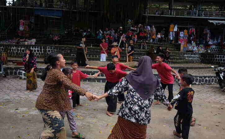 Komunitas Teater Sangir menghibur tamu halaman di Museum Sangiran, Desa Krikilan, Kecamatan Kalijambe, Sragen, Rabu (4/5/2022). (Solopos/Wahyu Prakoso)