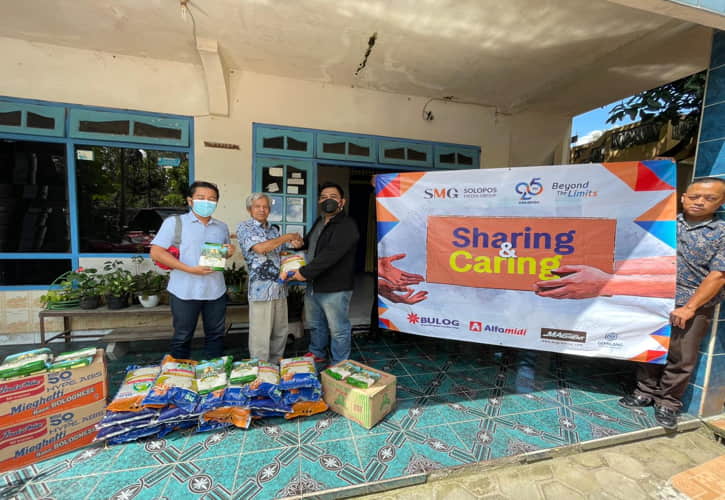 Koordinator bakti sosial HUT ke-25 Solopos, Franky Simon, (ketiga kiri) menyerahkan bantuan kepada pengurus Panti Asuhan Widya Kasih Boyolali, Selasa (24/5/2022).(Solopos/Candra Mantovani)