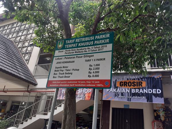 Papan pengumuman tarif parkir di area parkir Pasar Ngudi Rejeki Gilingan Solo. Foto diambil Selasa (10/5/2022). (Solopos/Siti Nur Azizah)