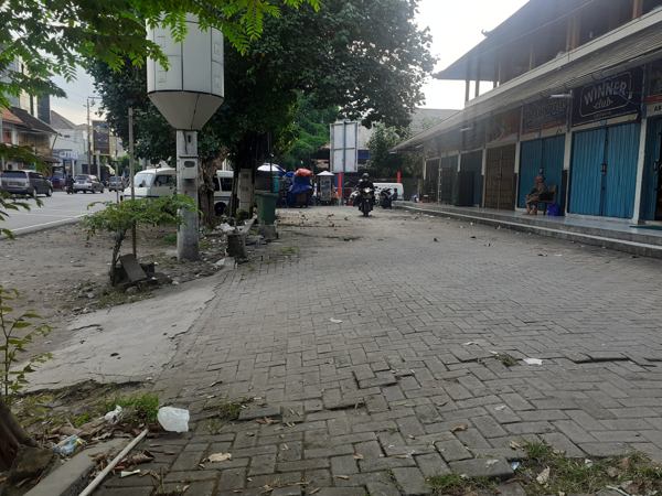 Sampah berserakan menimbulkan kesan kumuh di halaman Pasar Gading, Gajahan, Pasar Kliwon, Solo, Jumat (13/5/2022). (Solopos/Siti Nur Azizah)