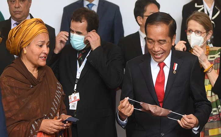Presiden Joko Widodo (kanan) berbincang dengan UN Deputy Secretary-General Amina Mohammed (kiri) sebelum upacara pembukaan Global Platform for Disaster Risk Reduction (GPDRR) 2022 di Nusa Dua, Bali, Rabu (25/5/2022). (Antara/Akbar Nugroho Gumay)