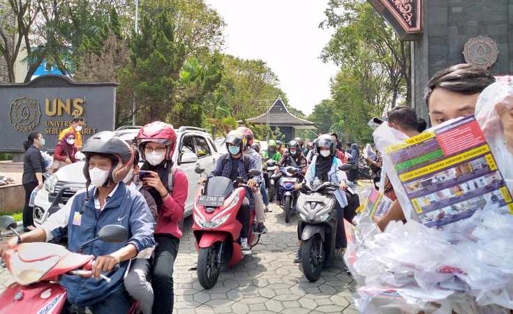 Pembagian brosur kepada peserta UTBK SBMPTN di Boulevard UNS Solo, Selasa (17/5/2022) pukul 11.30 WIB. (Solopos/Afifa Enggar Wulandari)