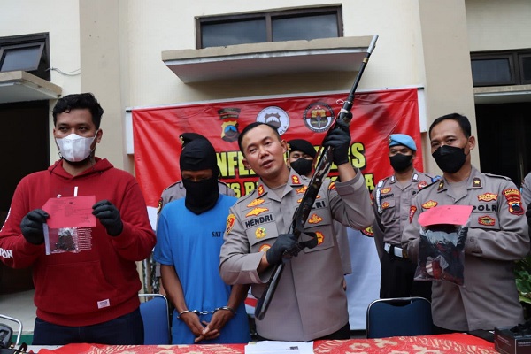 Kapolres Banjarnegara, AKBP Hendri Yuliyanto, menunjukkan senapan yang digunakan pemburu babi hutan yang salah tembak petani di Mapolres Banjarnegara, Rabu (25/5/2022). (Solopos.com-Humas Polres Banjarnegara)