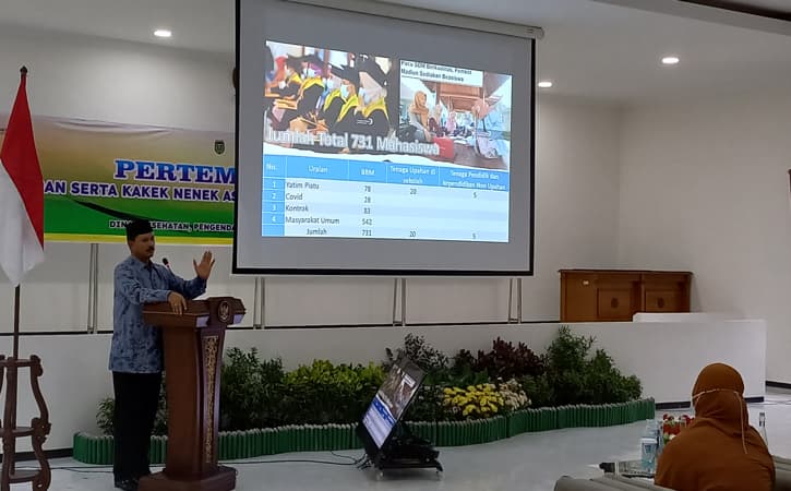 Wali Kota Madiun, Maidi, memberikan pemaparan terkait program pemkot di hadapan ratusan warga lanjut usia di Gedung Diklat Kota Madiun, Kamis (19/5/2022). (Abdul Jalil/Solopos.com)