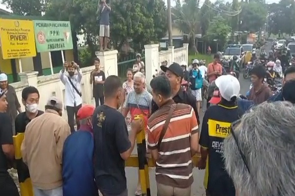 Waduh! Perlintasan Sebidang KA di Ambarawa Ditutup, Warga Bongkar Paksa