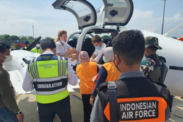 Petugas keamanan Bandara Hang Nadim, Batam memeriksa maskapai asing yang masuk teritorial NKRI, Jumat (13/5/2022). (ANTARA/HO-Humas TNI AU)