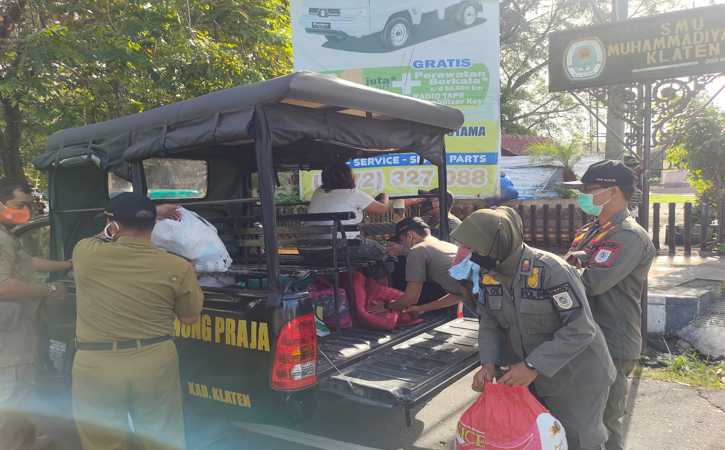 Petugas Satpol PP dan Damkar Klaten memasukkan barang milik anak jalanan yang ditinggalkan di kawasan GOR Gelarsena Klaten, Selasa (17/5/2022). (Istimewa/Satpol PP dan Damkar Klaten)