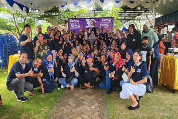 Para alumnus SMPN 1 Sragen angkatan 1992 berfoto bersama di Rumah Makan Dapur Laely Puro, Karangmalang, Sragen, Kamis (5/5/2022). (Istimewa/Alumni SMPN 1 Sragen)