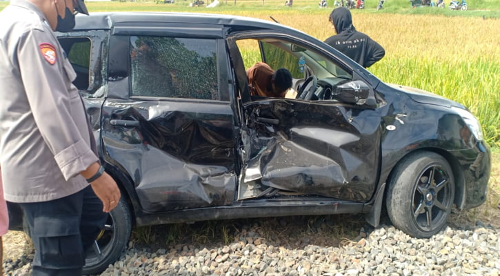 Detik-Detik KA Batara Kresna Tabrak Mobil di Nguter Sukoharjo