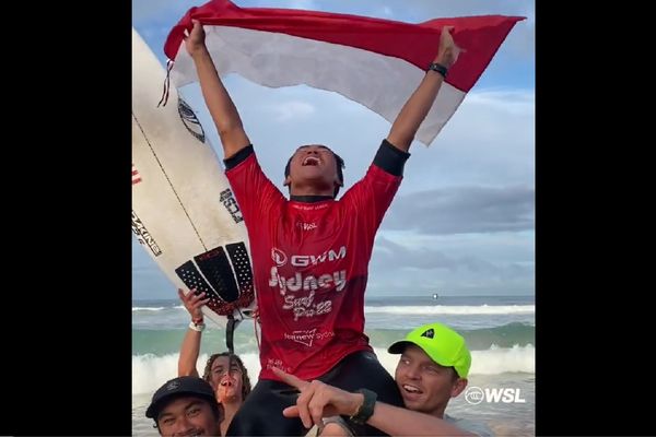 Potongan video dari akun Twitter WSL menunjukkan Rio Waida membentangkan bendera Merah Putih sambil dipanggul beberapa orang setelah ia menjuarai Sydney Surf Pro 2022 di Australia, Selasa (24/5/2022). (Twitter/WSL)