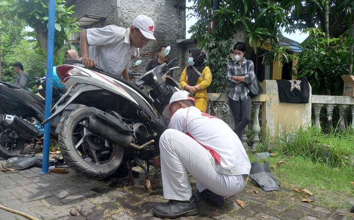 Montir melakukan perawatan kendaraan milik korban banjir rob Semarang. (Adhik Kurniawan/Solopos)