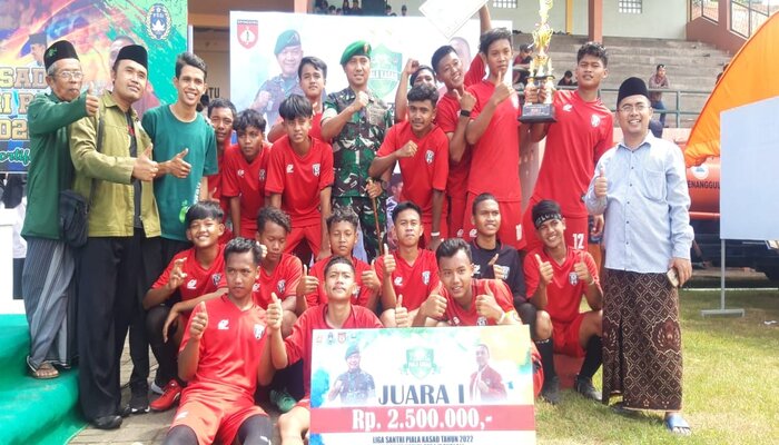 Kesebelasan dari Pondok Pesantren Nurul Quran Simo berfoto dengan Dandim 0724 Boyolali, Letkol Arm Ronald Siwabessy, dan piala kemenangan Liga Santri Piala Kasad 2022 seusai acara, Sabtu (21/5/2022). Mereka menang atas kesebelasan Al-Ma’arif Boyolali dengan skor 1-0. (Istimewa/Kodim 0724 Boyolali)