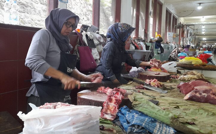 Penjual daging sapi di Pasar Kota Wonogiri saat memotong tulang sapi dengan pisau, Kamis (26/5/2022). Merebaknya penyakit mulut dan kuku (PMK) dinilai belum mempengaruhi harga daging di Wonogiri. (Solopos.com/Luthfi Shobri Marzuqi)