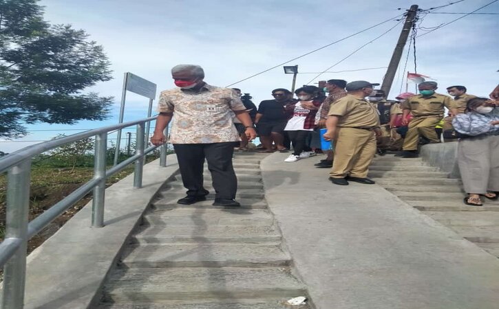 Gubernur Jawa Tengah, Ganjar Pranowo, menuruni anak tangga menuju jembatan gantung Girpasang, Desa Tegalmulyo, Kecamatan Kemalang, Senin (23/5/2022). (Istimewa/Dokumentasi Warga)