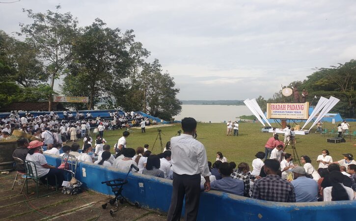 Jemaah saat mengikuti prosesi Ibadah Padang di area Plaza Tugu Bedol Desa, Kecamatan/Kabupaten Wonogiri, Kamis (26/5/2022). (Istimewa/Polres Wonogiri)