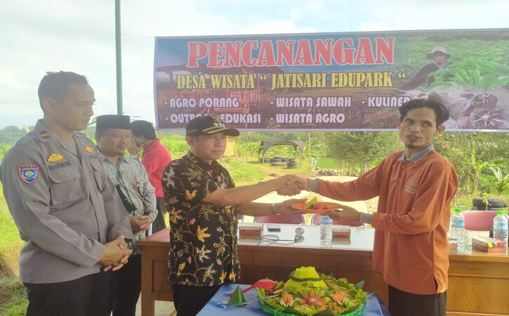 Camat Jatsirono, Suradi, memotong tumpeng dan memberikan kepada Kepala Desa jatisari, Teguh Subroto sebagai simbol peresmian dibukanya Jatisari Edupark di Dusun Tanduran, Desa Jastisari, Kecamatan Jatisrono, Kabupaten Wonogiri, Sabtu (28/5/2022). (Solopos.com/Muhammad Diky Praditia)