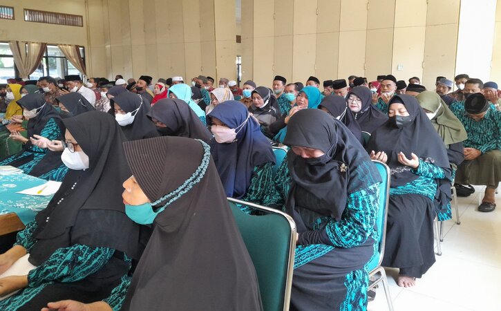 Rombongan calhaj asal Kecamatan Purwantoro memakai baju bercorak biru-hitam saat menghadiri Pembukaan Manasik Haji Tingkat Kabupaten di Gedung PGRI Wonogiri, Selasa (24/5/2022). (Solopos.com/Luthfi Shobri Marzuqi)
