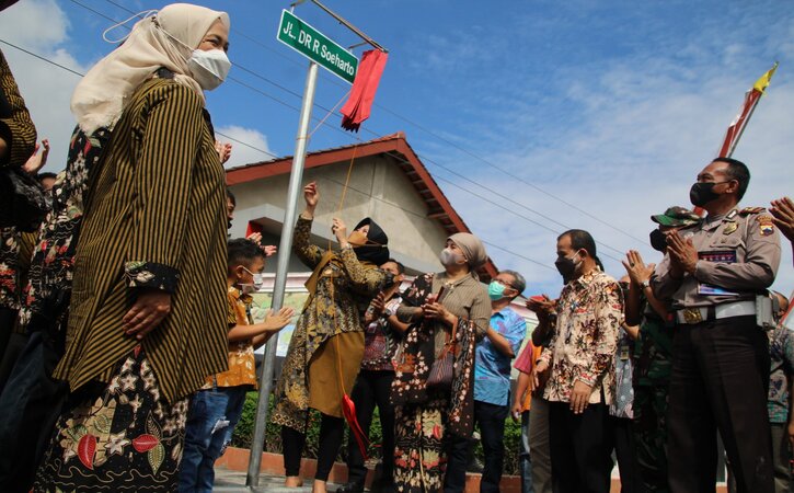 Bupati Klaten, Sri Mulyani, membuka tirai papan nama jalan sekaligus meresmikan ruas jalan Gebyok-Jimbung, Kecamatan Kalikotes bernama Jl. Dr. R. Soeharto di depan kantor Desa Jimbung, Jumat (27/5/2022). (Solopos.com/Taufiq SidikPrakoso)