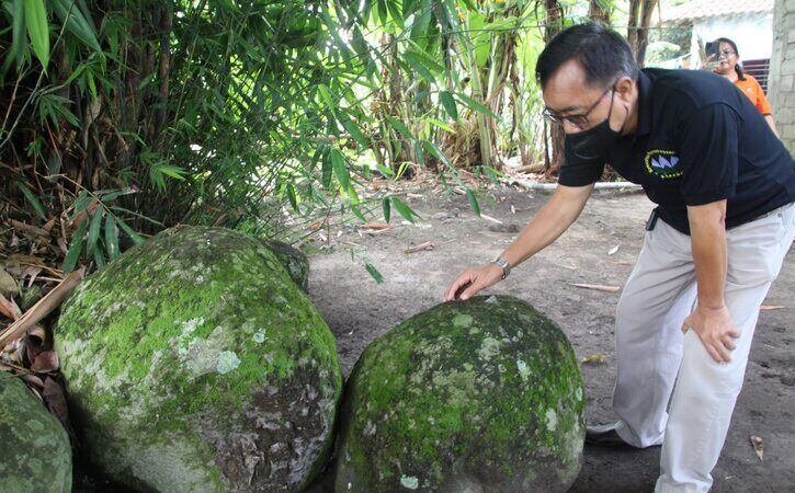 Susunan batu berbentuk setengah lingkaran di Dukuh/Desa Sukorejo, Kecamatan Wedi diduga peninggalan zaman megalitikum. Foto diambil Jumat (20/5/2022). (Solopos.com/Taufiq Sidik Prakoso)