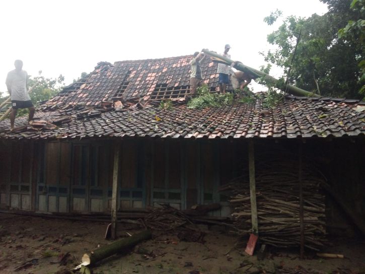 Para warga memperbaiki genting rusak yang tertimpa pohon jadi di wilayah Desa Sumberejo, Mondokan, Sragen, Minggu (8/5/2022). (Istimewa/BPBD Sragen)