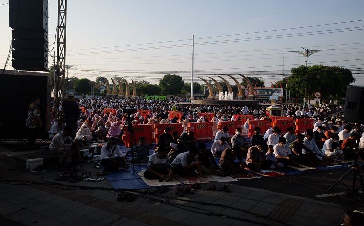 Warga mengikuti ibadah salat Id dalam perayaan Idulfitri 1943 hijriah di Alun-alun Sragen, Senin (2/5/2022). (Solopos.com/Wahyu Prakoso)