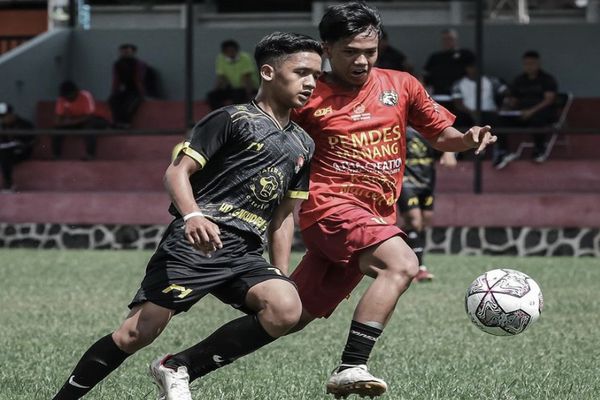 Pemain adu kemampuan dalam seleksi untuk program Sinergi Akademi Sambernyawa, beberapa waktu yang lalu. (Istimewa/Ofisial Persis Solo)