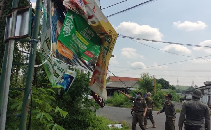 Ngawur! Puluhan Spanduk Ilegal dan Membahayakan di Bantul Dibongkar