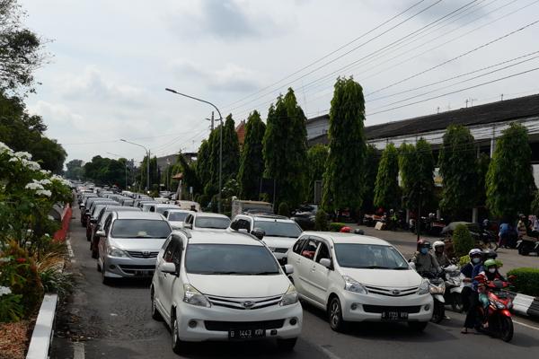 Puluhan mobil pribadi menumpuk di Jalan Raya Sukowati, tepatnya di depan Pasar Kota Sragen, Kamis (5/5/2022). (Solopos.com/Tri Rahayu)
