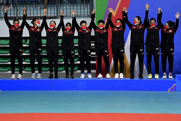 Tim pebulu tangkis putri Indonesia menaiki podium saat upacara penghargaan pemenang seusai final bulu tangkis beregu putri SEA Games 2021 Vietnam di Bac Giang Gymnasium, Vietnam, Rabu (18/5/2022). Tim bulu tangkis beregu putri Indonesia meraih medali perak setelah kalah dari Thailand dengan skor 0-3. (Antara/Zabur Karuru)