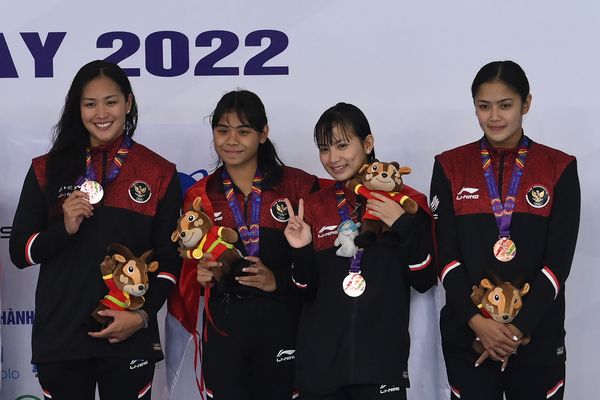 Perenang Indonesia (dari kiri ke kanan) Patricia Yosita Hapsari, Azzahra Permatahani, Angel Gabriella Yus, dan Ressa Kania Dewi berpose dengan medali perunggu yang diraih pada final renang nomor estafet gaya bebas putri 4x200M SEA Games di Aquatic Sport Palace, Hanoi, Vietnam, Kamis (19/5/2022). Tim putri Indonesia finis pada posisi ketiga dengan catatan waktu 8 menit 26,24 detik dan meraih medali perunggu. (Antara/Zabur Karuru)