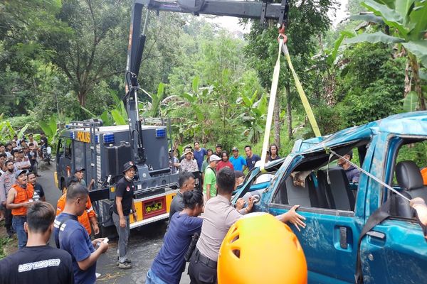 Truk SAR Polres Karanganyar mengevakuasi sebuah mobil Daihatsu Zebra Espass AD 9466 RH dari jurang di Jurang Kere, Kecamatan Karangpandan, Kabupaten Karanganyar, 21 Mei 2022. (Istimewa)