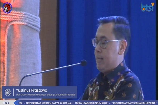 Tangkapan layar acara UKSW Leader Forum yang disiarkan secara live streaming di Youtube saat Staf Khusus Kemenkeu Bidang Komunikasi Stragetis, Yustinus Prabowo, memberikan paparannya, Kamis (12/5/2022). (Solopos.com-Adhik Kurniawan)