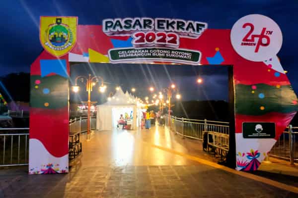 Gapura Pasar Ekraf 2022 menjadi gerbang masuk untuk menikmati dagangan para UMKM di seputaran New Kemukus yang dihelat mulai Sabtu (14/5/2022). (Istimewa/Budi Karyanto)