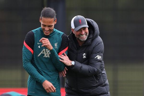 Virgil van Dijk bersama pelatih Jurgen Klopp pada sesi latihan tim Liverpool, Rabu (25/5/2022). (Twitter/LFC)