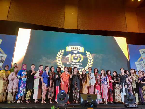 100 Wanita Hebat Terima Penghargaan Bergengsi Dari Infobank Media Group
