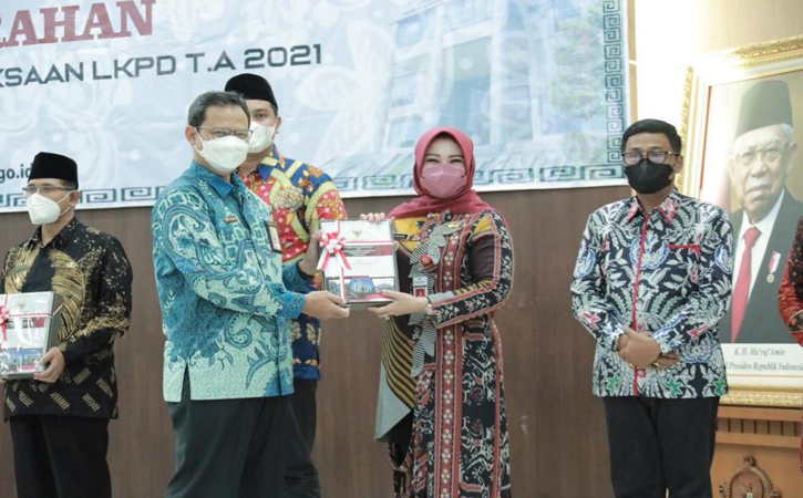 Bupati Klaten, Sri Mulyani saat menerima penghargaan opini Wajar Tanpa Pengecualian (WTP) di di Kantor BPK Perwakilan Provinsi Jawa Tengah, Jumat (13/5/2022). (Istimewa)